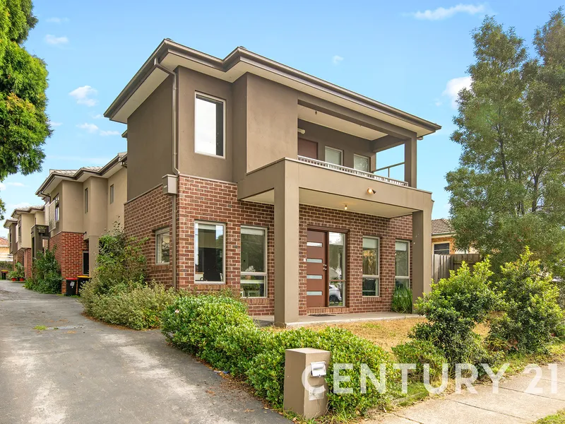 STREET FACING TOWNHOME CLOSE TO CENTRAL DANDENONG