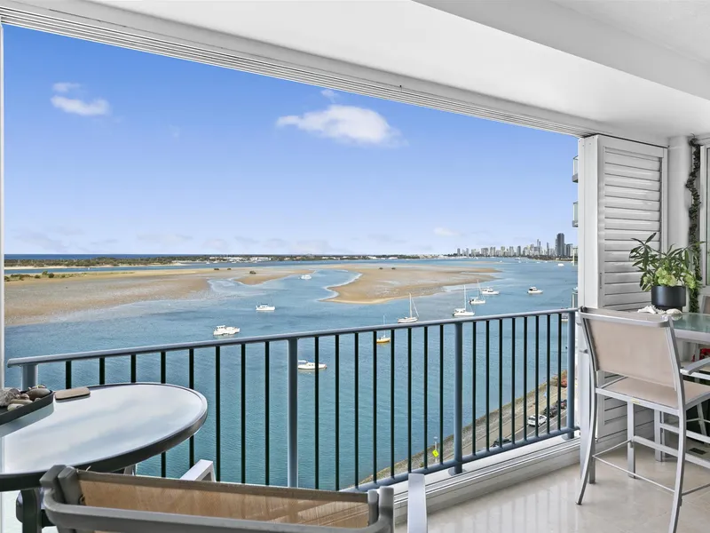 Stunning Broadwater Views - 3 Bedrooms - Furnished