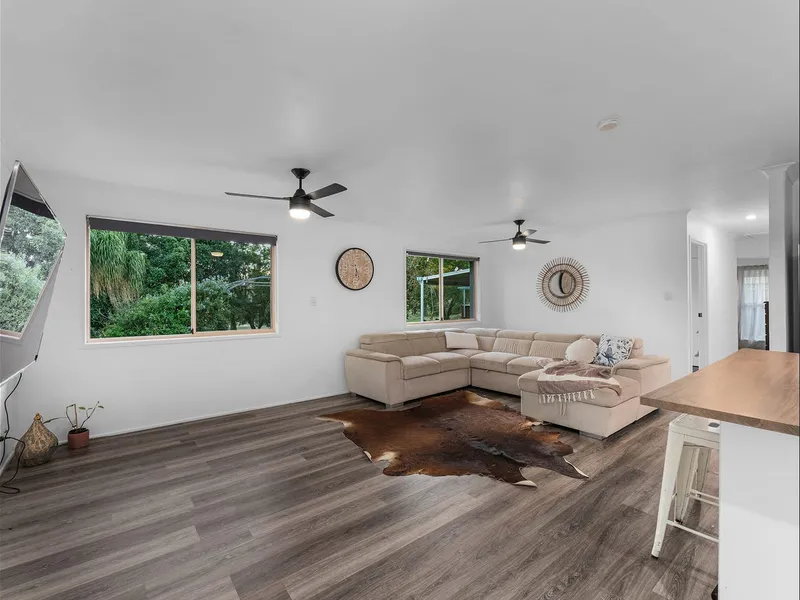 SPACIOUS 5 BEDROOM PROPERTY ON PICTURESQUE 2.5 ACRES