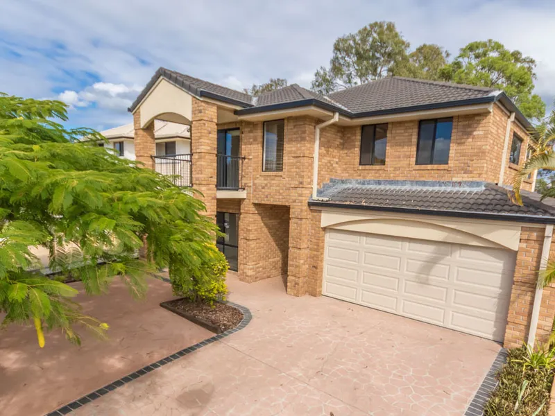 BEAUTIFUL LIVING BY THE WATER