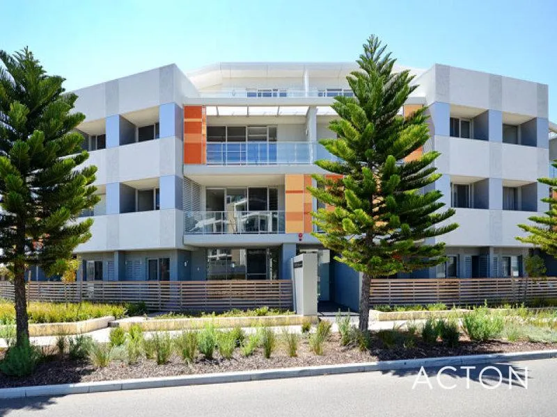 JUST A SHORT WALK FROM THE BEACH!!