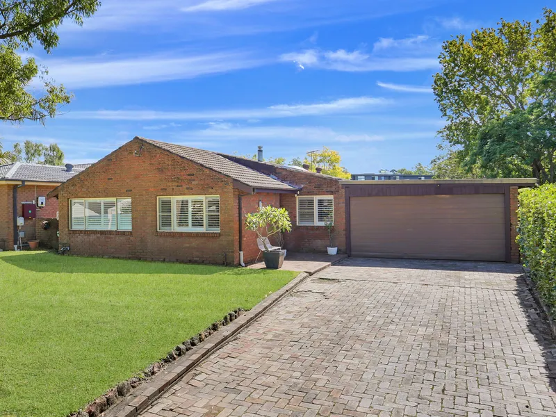 Family sanctuary on rare level 1220m2 parcel