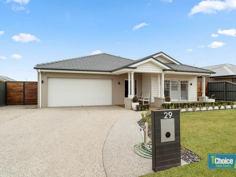 CHARMING SOUTH HAMPTON STYLE HOME ON 900sqm BLOCK!!