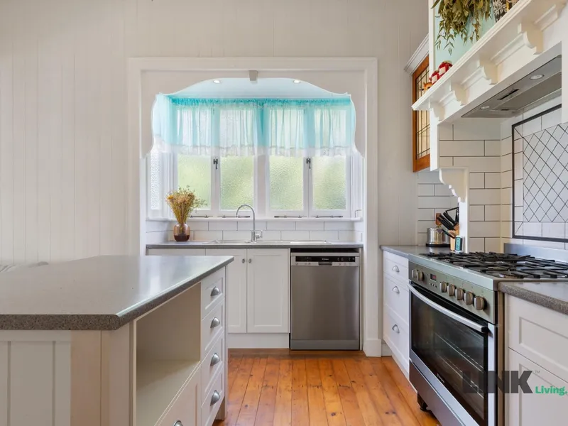 Calling all green thumbs - established manicured gardens