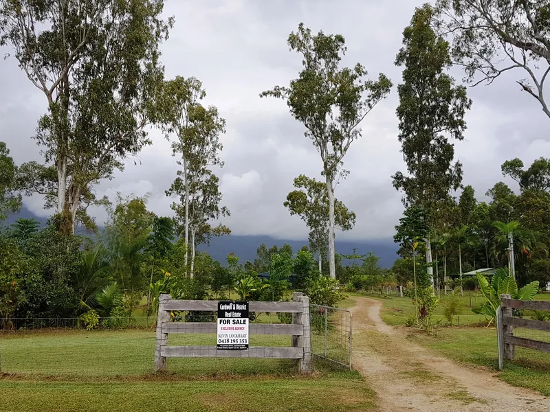 Colorbond style three bedroom rural home