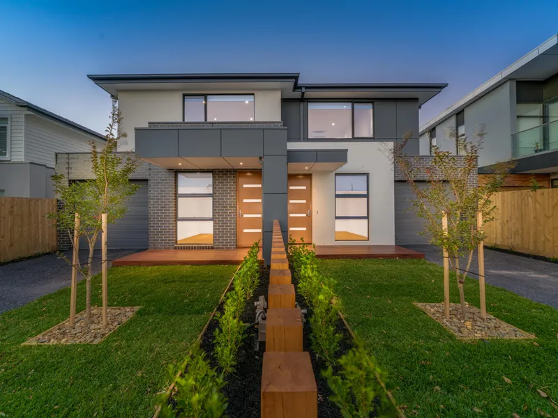 LUXURY DOUBLE-LEVEL TOWNHOUSE LIVING