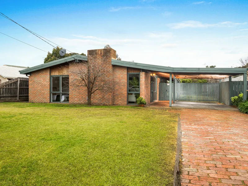 Family home on 890m2 (approx.) by the Barwon River.