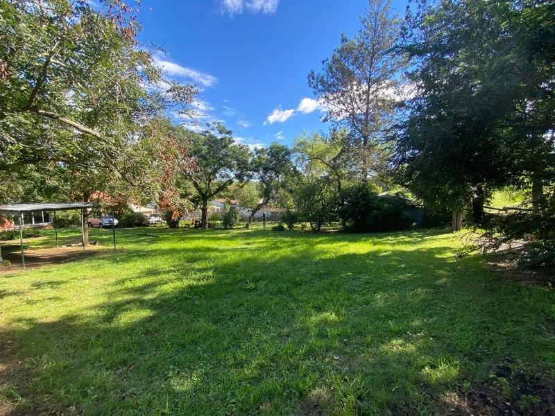 Elevated private land near the heart of town! 870m2.