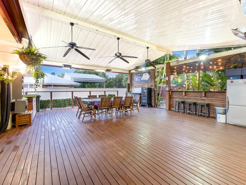 ENTERTAINERS DELIGHT WITH ROOM FOR THE TOYS!