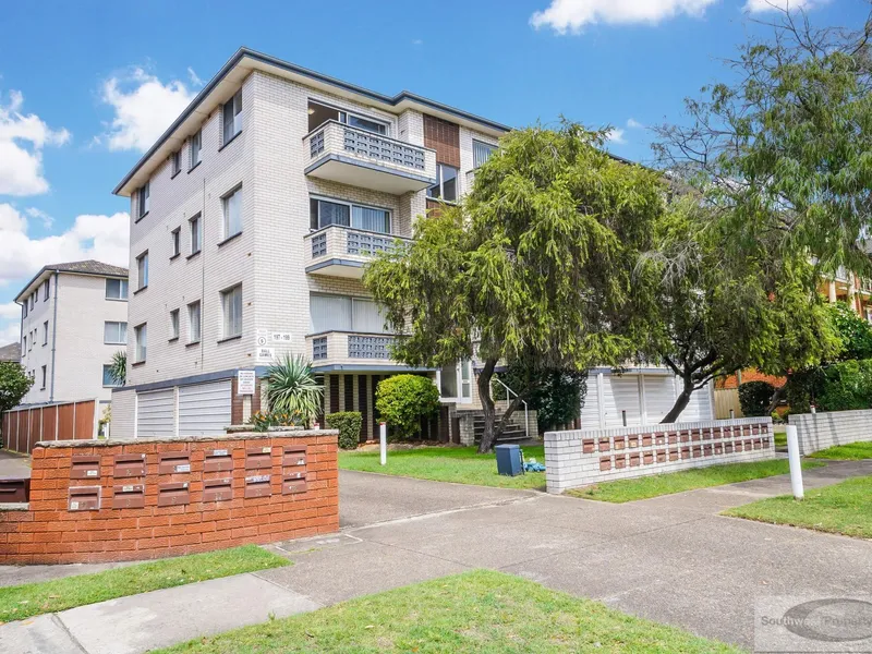 RENOVATED 2 BEDROOM TOP FLOOR UNIT