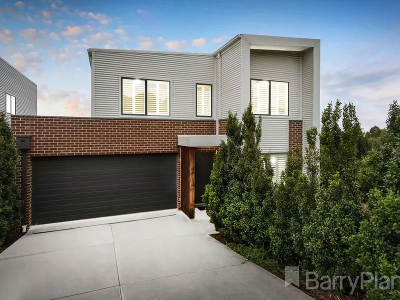 Split-Level Splendor With Panoramic Views!