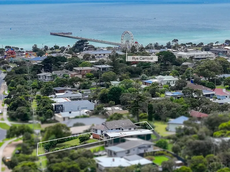 Retro charm, walk to the Beach and shops!