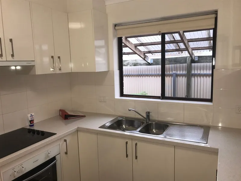 Townhouse located near the City! Walk to King William Road