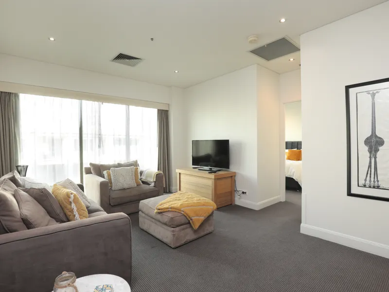 PRIME ST KILDA RD LOCATION -  BEAUTIFUL 50 m2 APARTMENT