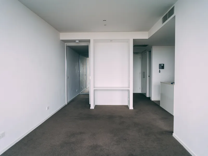 Beautiful Spacious Apartment with Kitchen Island & Floor-to-Ceiling Windows