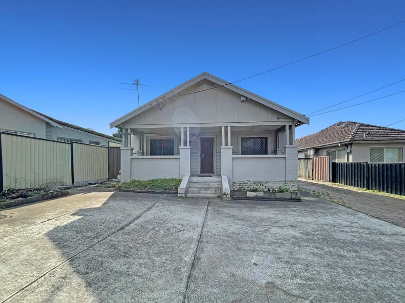 SPACIOUS & BRIGHT FAMILY HOME IN PRIME LOCATION