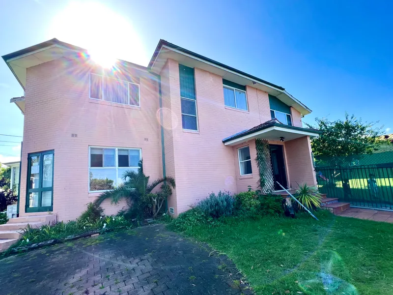 SPACIOUS FAMILY HOME IN PRIME LOCATION