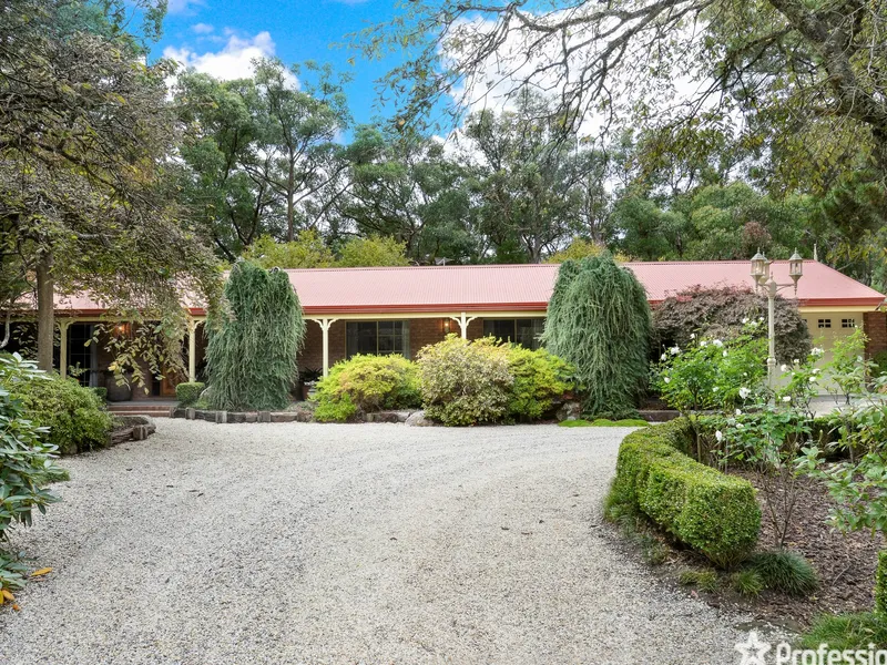 SUPERB COUNTRY LIVING ON 1 ACRE (APPROX.)