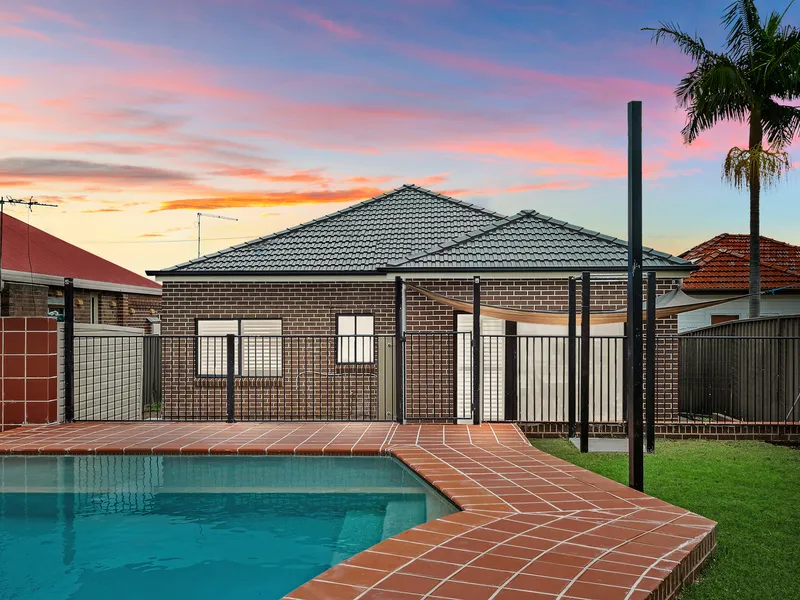 Stunning single level residence located 350m to the station 