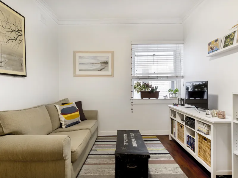 One Bedroom Apartment In Classic Art Deco Building