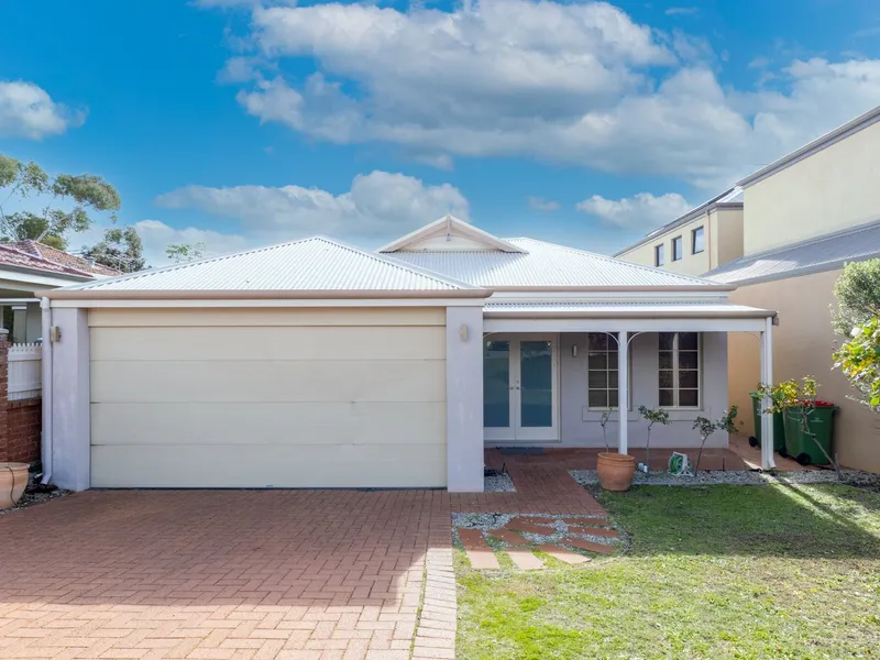 MODERN HOME WITHIN WALKING DISTANCE TO MELVILLE HIGH SCHOOL
