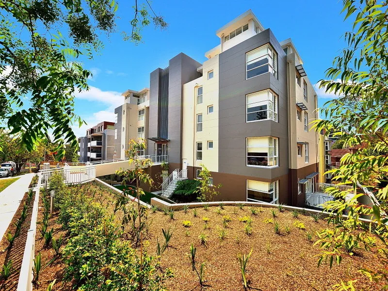 Spacious 2 Bedroom Apartment - Walk to Rail 