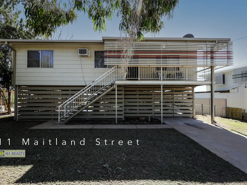 STYLISHLY FURNISHED, 3 BEDROOM QUEENSLANDER, CLOSE TO SCHOOLS AND SPORTING GROUNDS.