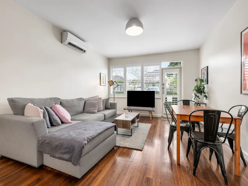 Charming Ground-Floor Apartment with Modern Amenities