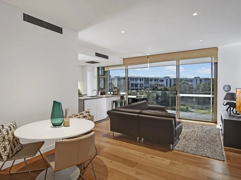 SUN FILLED APARTMENT IN PRIZED LOCATION