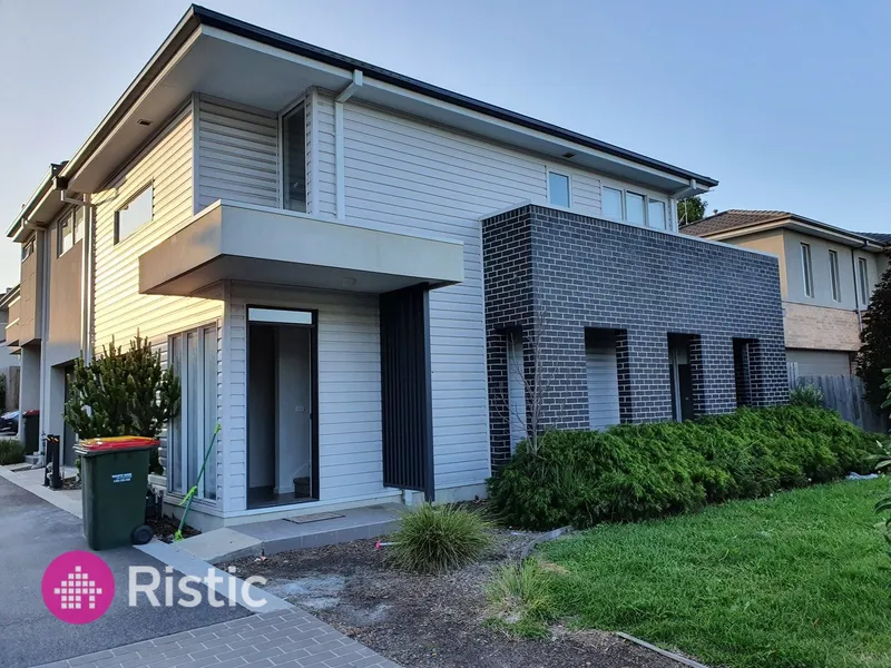 Stylish Town House in Great Location