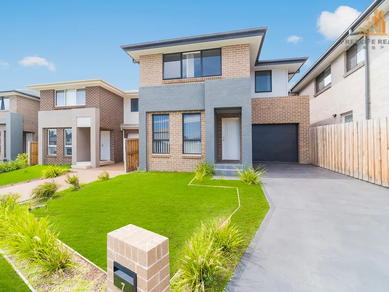 Station, School, Shops, Have All in WALKING DISTANCE!