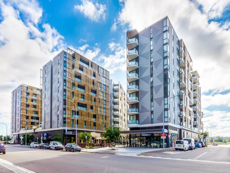 A luxury two bedrooms   a study apartment on the 7th floor with water view in great location