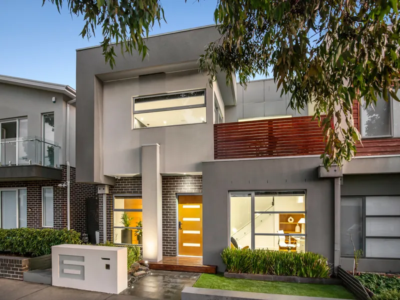 Lakeside Luxury Entertainer.