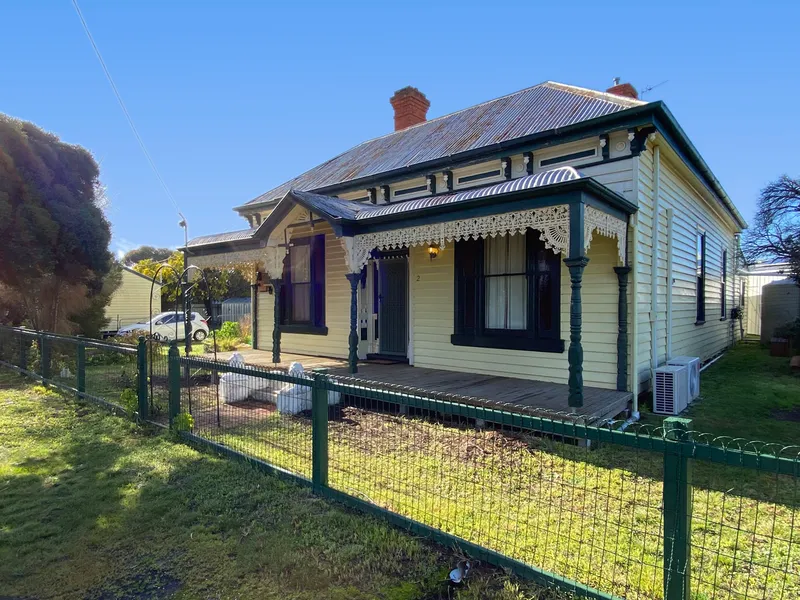 Immerse yourself in Victorian history! Circa 1880s The Grand  Maryborough Railway home with additional cottage and work shop!