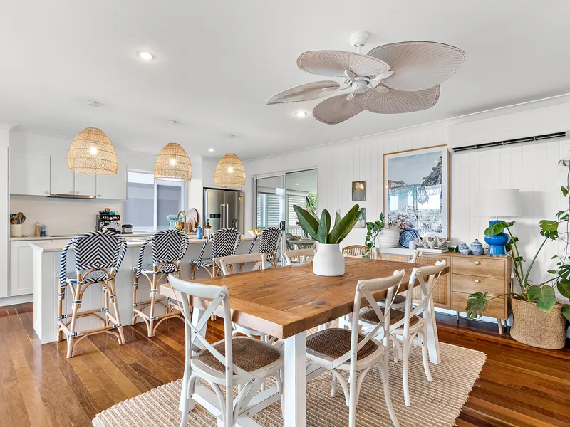 COASTAL CHARM AND OH SO INVITING!!! VIEWS, 1004M2 BLOCK, POOL, SIDE ACCESS AND BEAUTIFULLY RENOVATED, GUARANTEED, THIS PROPERTY IS A MUST TO SEE!