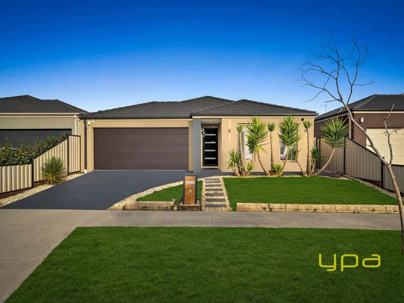 Spacious & Immaculately Presented Family Home in Lynbrook!!!