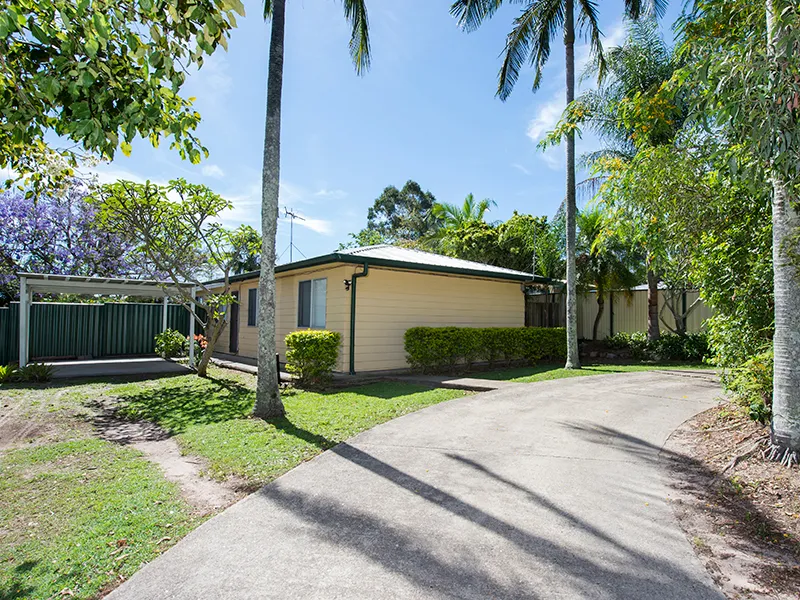 Fantastic size yard & Air Conditioned!!