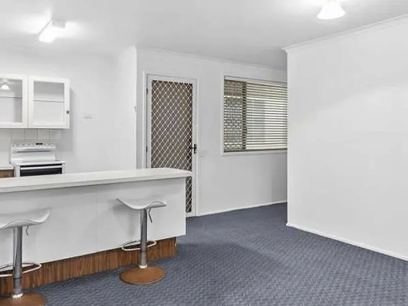 Location location Palm Beach 2 bedroom unit close to the Beach 