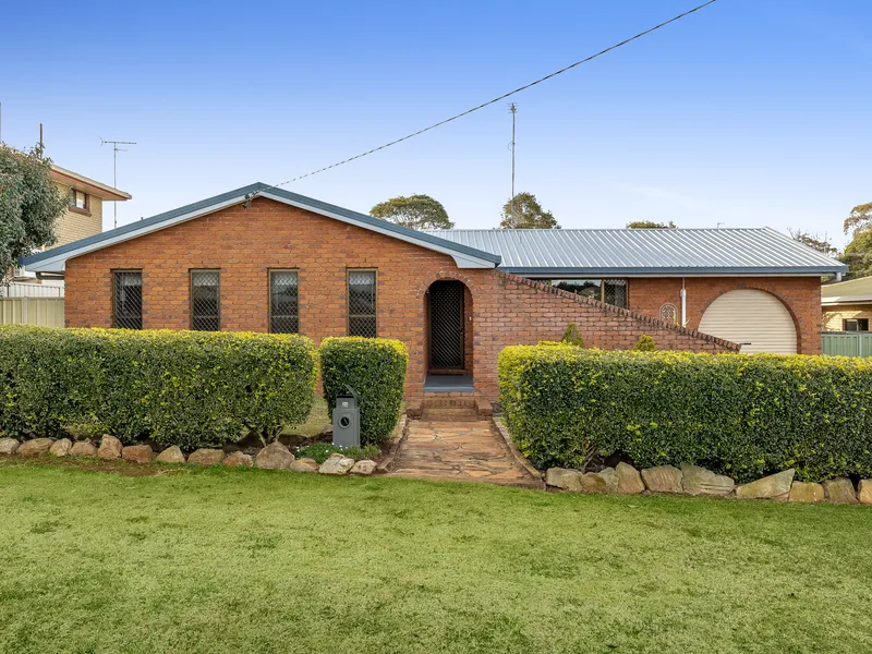 Immaculately Presented - Walk To Parkland