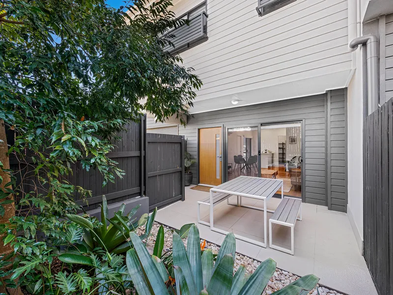 PRIVATE MODERN TOWNHOUSE WITH OWN STREET FRONTAGE AND CITY VIEWS