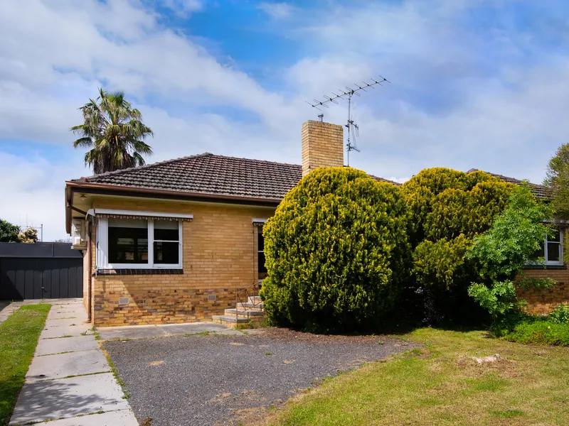 AFFORDABLE AND SPACIOUS 3 BEDROOM HOME WITH POTENTIAL IN SPRING GULLY