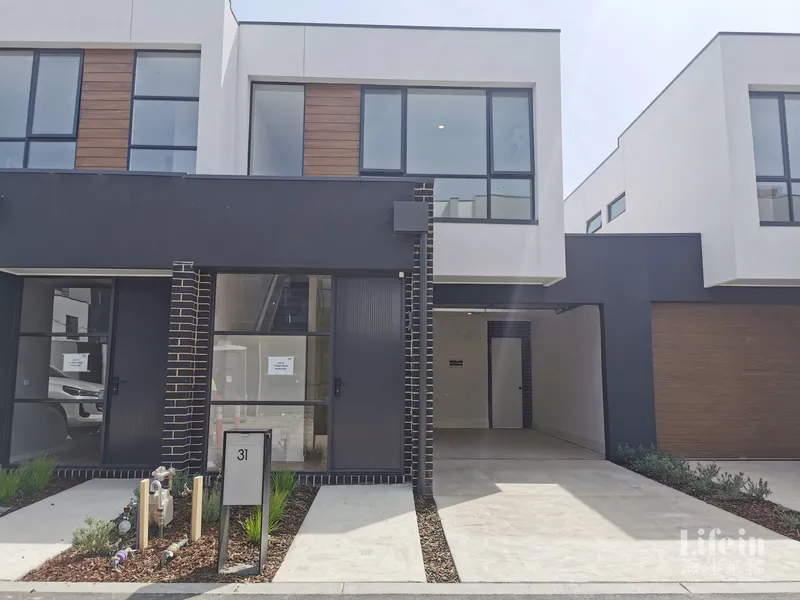 Brand New 3 Bedrooms 2 Baths Townhouse in Keysborough