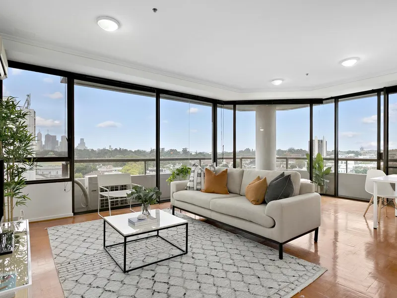 “Fawkner Towers” – Northern corner apartment with panoramic view 