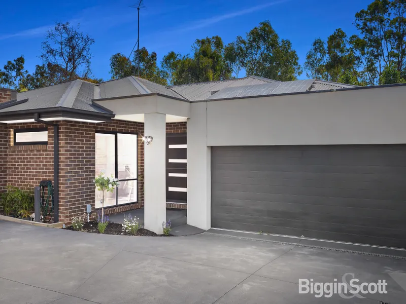 IMMACULATE SINGLE LEVEL LIVING WITH A TRANQUIL PARKSIDE POSITION