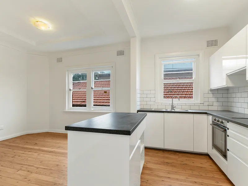 Large Renovated 4 Bedrooms 1.5 Bathrooms Garden Duplex
