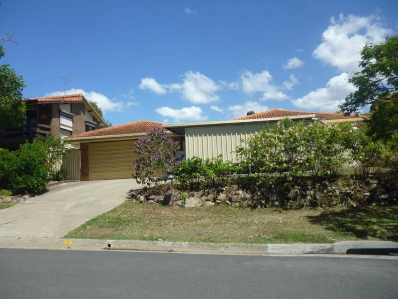 GREAT LOCATION | PARKLAND VIEWS | SWIMMING POOL | WALK TO ST PAULS + ROOM FOR THE BOAT & TRAILER