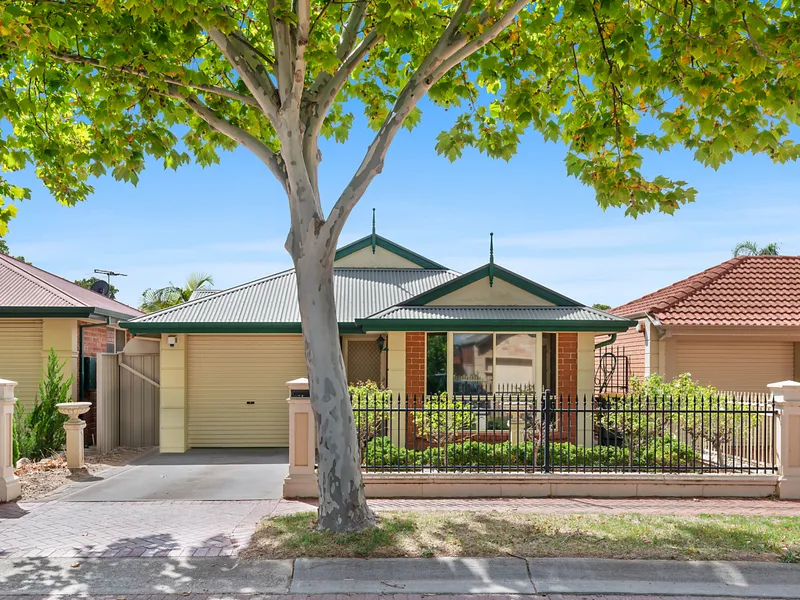 A CHARMING COURTYARD HOME IN THE TIGHLY HELD 'RIVERSIDE ESTATE' MINUTES FROM THE CITY OR THE BEACH!
