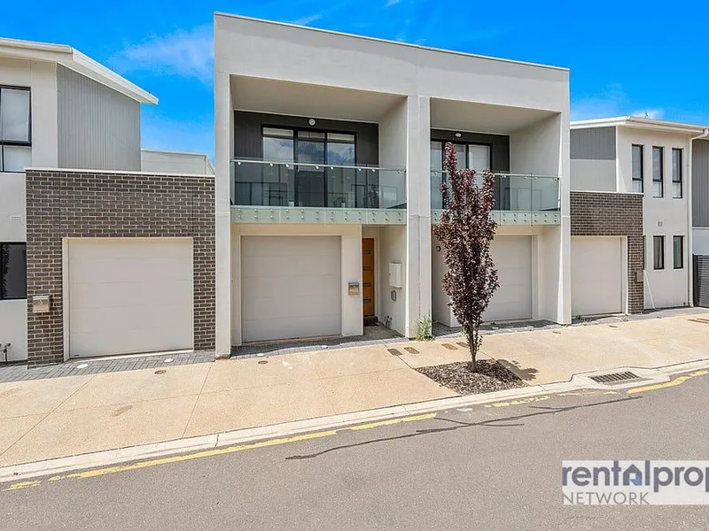 STYLISH 2 BEDROOM TOWNHOUSE