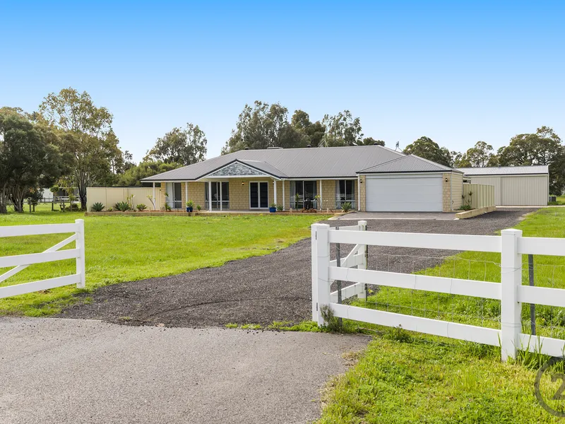 Gorgeous Country Home with The Big Shed!