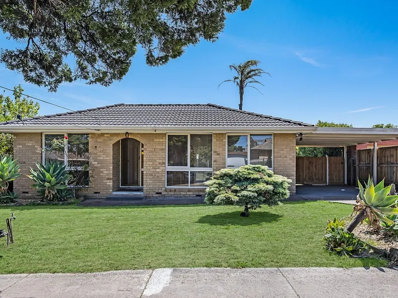 Freshly Painted and Walking Distance To Waverley Gardens Shopping Centre